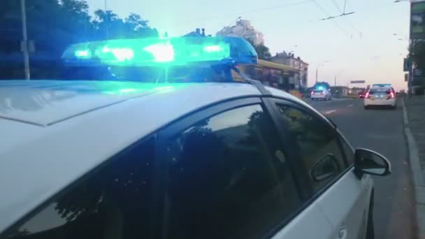 Closeup azul piscando luzes da polícia no topo do carro de patrulha, cena do crime, emergência — Vídeo de Stock