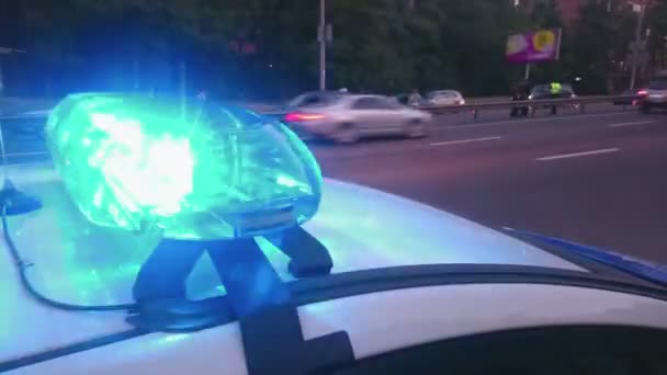 Primo piano lampeggiante luci stroboscopiche sulla macchina della polizia, barra luminosa blu, situazione di emergenza — Video Stock