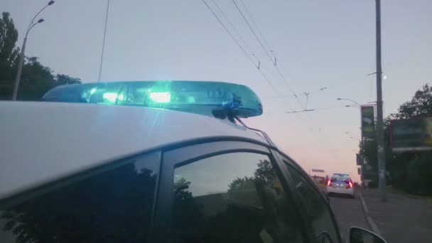 Сині закручені вогні поліцейського автомобіля, міська дорожня аварія, місце злочину, надзвичайна ситуація — стокове відео