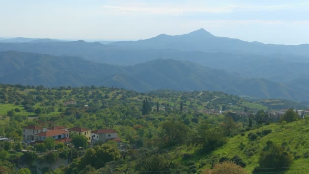 トロードス山脈は、キプロスの村の水平方向のパノラマ。美しい風景 — ストック動画