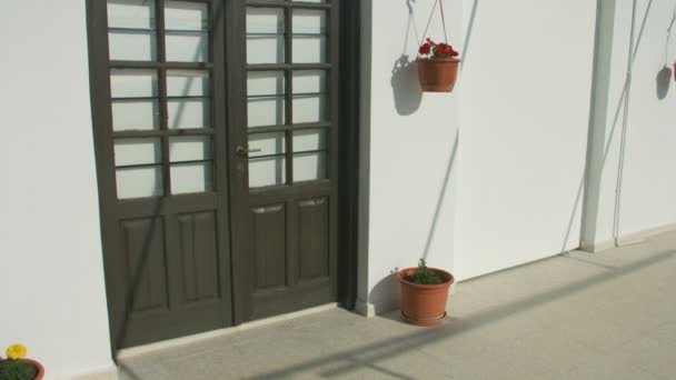 Panorama vertical de portas de madeira em casa particular. Silencioso resort cidade fora de época — Vídeo de Stock