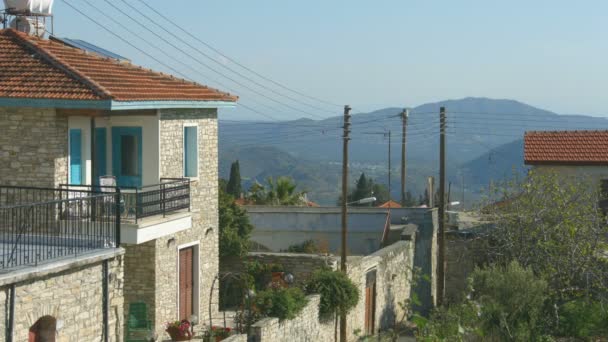 Διακοπές λιθοδομής και street, όμορφα βουνά στο παρασκήνιο, τοπίο — Αρχείο Βίντεο