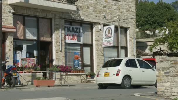 Vertical panorama of masonry building with small convenience store, street view — Stock Video