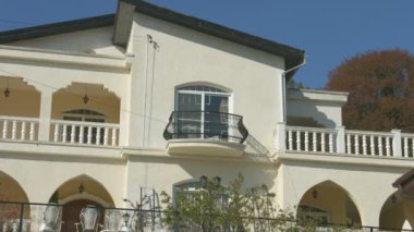 Tatil kasabasında lüks villa balkon yakın çekim, uzaklaştırmak. Çekim ini kurma