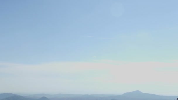 Panorama vertical de cielo azul y montañas, hermoso paisaje verde, turismo — Vídeo de stock