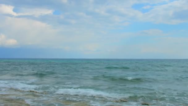 Horizontal panorama de hermosa mujer solitaria en la orilla del mar, pelo ondeando en el viento — Vídeos de Stock