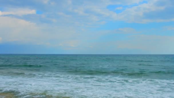 Удивительный морской пейзаж. Пенные океанские волны, выходящие на берег, красивое облачное небо — стоковое видео