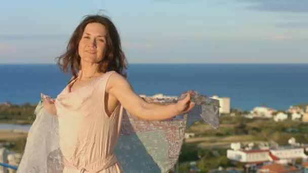Młoda atrakcyjna kobieta tańczy z szalikiem, ciesząc się wakacjami w nadmorskim kurorcie — Wideo stockowe