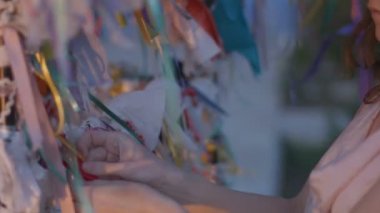Dilek ağacına bir kurdele bağlama kadın portre. Gelenekleri, şans sembolü