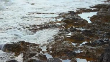 Dalgalar kayalık kıyısında gelgit, sakin taşlı kıyı şeridi, sakin peyzaj, meditasyon