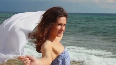 Plaj, model poz, closeup kalan mutlu güzel kadının portresi