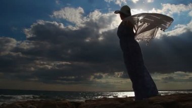 Deniz kıyısı, kadın silueti, karanlık bulutlu gökyüzü yalnız güçlü kadın Timelapse