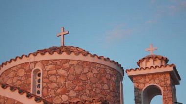 Mavi Bulutsuz gökyüzü, mimari, din, dua karşı Kilise çatısının üzerinde çapraz