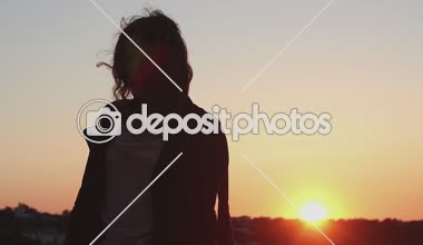 Güzel kadın günbatımı, siluet sarhoş kadın müzik hareketli dans
