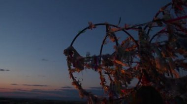Turistlerin dilek ağacına kurdeleler bağla, inan mucize, sembolik ritüel, anılar