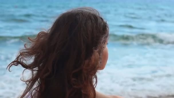 Mulher bonita com ombros nus olhando para o mar, relaxar no resort, panorama — Vídeo de Stock