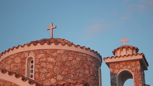 Kruis op kerk dak tegen blauwe wolkenloze hemel, architectuur, religie, gebed — Stockvideo