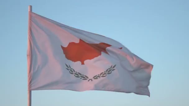 Zypernfahne flattert im Wind, Nationalsymbol gegen blauen Himmel, Lückenschuss — Stockvideo