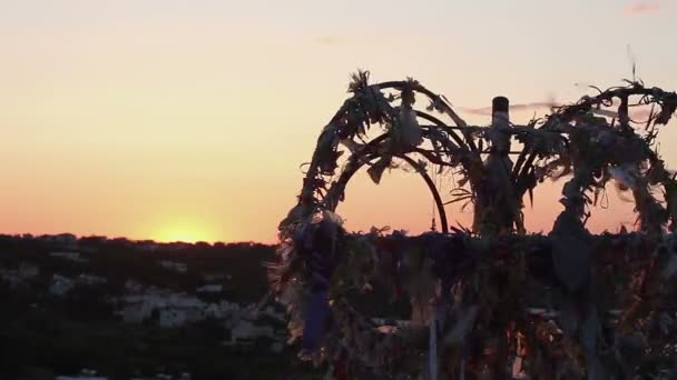 Geheimnisvoller Baum mit bunten Bändern, die bei Sonnenuntergang im Wind wehen, seltsamer Friedhof — Stockvideo