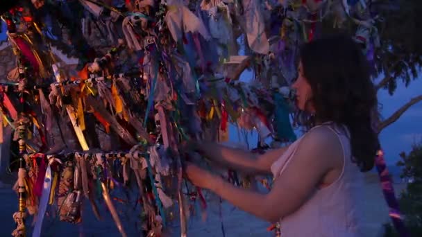 Gyönyörű menyasszony nyakkendő szalag a wish tree, esküvő, szimbolikus hagyomány — Stock videók