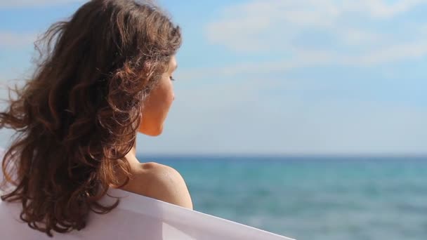 Bonita morena con cara feliz disfrutando del tiempo soleado a orillas del mar, sonrisa, resort — Vídeo de stock