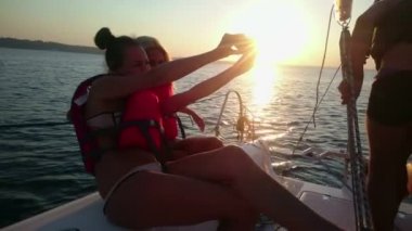 Ateşli piliçler, selfie telefon kamera alarak yat partide eğleniyor lüks dinlenme