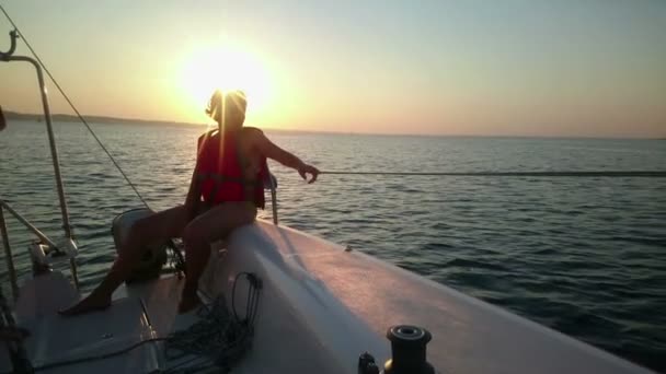 Deux femmes voilier, profiter du voyage en mer, beau coucher de soleil, repos actif — Video