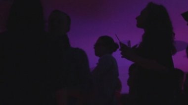 Müzik, dans kızlar gece kulübünde alkol kokteyl içme