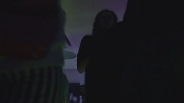 Genç erkekler, içecekler, kulüpte rahatlatıcı müzik, keyfi kadınlar