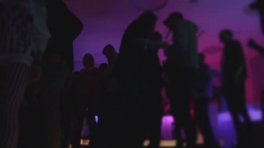 Dans, içki içiyorduk, sohbet gece kulübü Konuklar siluetleri