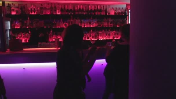 若者がたむろダンス、クライアントに飲み物を提供するバーテンダー — ストック動画