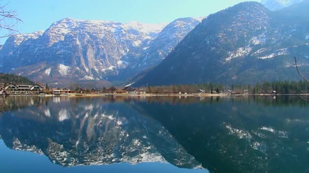 Prachtig uitzicht van pittoreske dorpje in de buurt van bergen, rivier, meer — Stockvideo