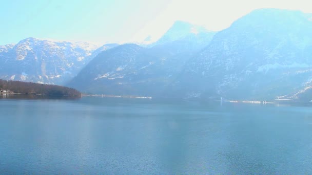 Impresionante vista panorámica de los Alpes, pequeño pueblo en el fondo de la montaña — Vídeo de stock