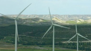 Alternatif enerji üretimi, doğa koruma. Rüzgar türbinleri, yeşil tepeler