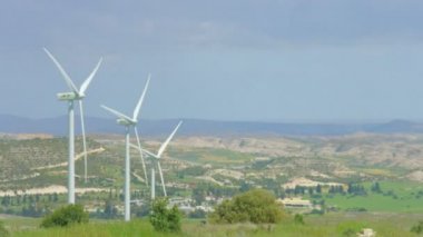 Şaşırtıcı yeşil kırsal manzara, ufukta, Rüzgar Çiftliği Dağları Panoraması