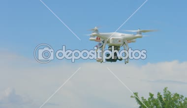 Modern uçak uçan gökyüzü, profesyonel video filme, yenilik teknoloji