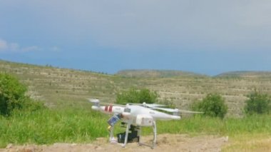 Açılış, modern casus teknoloji gözetleme, drone ile fotoğraf makinesi için Quadrocopter