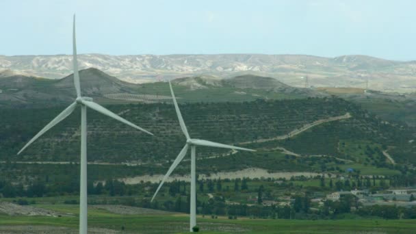 Wind power generation, väderkvarnar roterande, spara energi. Bergslandskap — Stockvideo