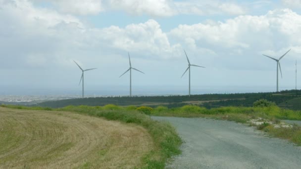 Opuszczony drogi w pobliżu nowoczesne wiatraki na farmy wiatrowej. Technologia przyszłości — Wideo stockowe
