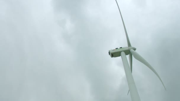 Hatalmas szél turbina lapátok terhelésnél szürke, esős ég, vihar, függőleges panoráma — Stock videók
