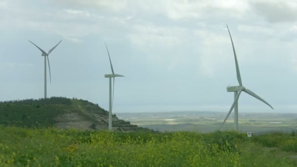 Альтернативные источники энергии, производство зеленой энергии, ветряная электростанция в бурном поле — стоковое видео