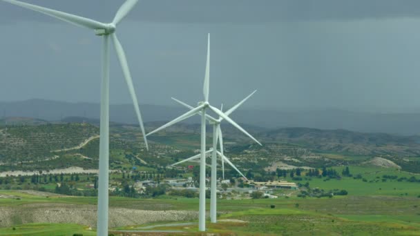 Moderne Technologie, Windenergieerzeugung, schöne grüne ländliche Landschaft — Stockvideo