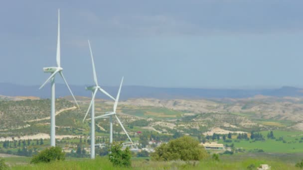 Prachtige landschap, groene platteland, windturbines draaien, bergen — Stockvideo