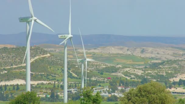 Modern güç üretimi altyapı, Rüzgar türbinleri enerji, temiz çevre — Stok video