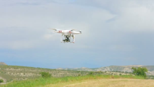 Quadrocopter con telecamera montata che vola in cielo, riprese video, tecnologia moderna — Video Stock