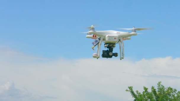 Drone moderno voando no céu, filmagem de vídeo profissional, tecnologia de inovação — Vídeo de Stock