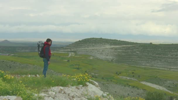 Uomo che mette a terra uno zaino pesante, turista che si riposa durante la spedizione — Video Stock