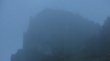 Antik taş castle yapı sis, korkunç bir atmosfer, garip eski Gotik