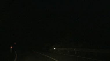 Gece sürüş tehlikeli bir yılan gibi yolu, takip, kaçış, hızı hızlandırılmış