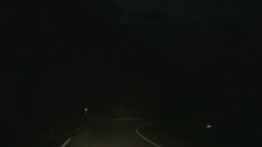 Bakış açısı ile seyahat gece, sürüş kırsal road, trafik işaretleri sürücü